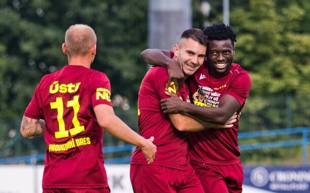 Hráči Ústí nad Labem slaví gól do sítě Sparty B
