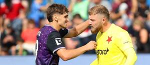 Mojmír Chytil objímá hrdinu utkání na Slovácku Jindřicha Staňka