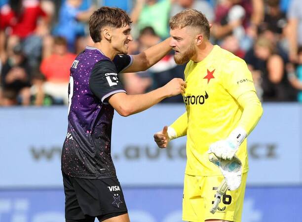 Mojmír Chytil objímá hrdinu utkání na Slovácku Jindřicha Staňka