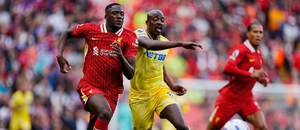 Obránce Liverpoolu Konaté (vlevo) v osobním souboji s Matetou z Crystal Palace Obránce Liverpoolu Konaté (vlevo) v osobním souboji s Matetou z Crystal Palace