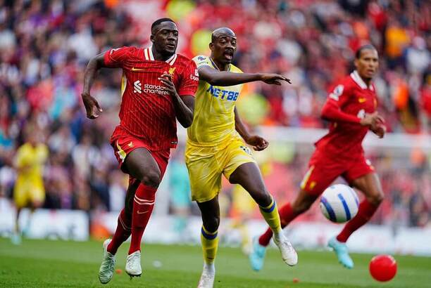 Obránce Liverpoolu Konaté (vlevo) v osobním souboji s Matetou z Crystal Palace