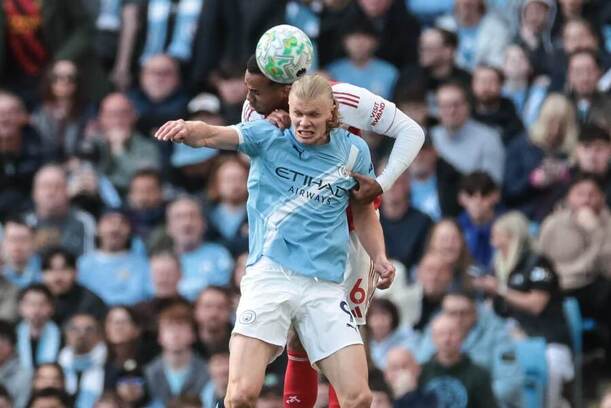 Erling Haaland v&nbsp;souboji s&nbsp;Gabrielem