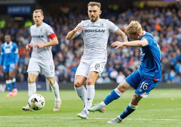 Třetí předkolo Ligy mistrů: Na snímku zleva Matěj Vydra, Tomáš Ladra a Lyall Cameron