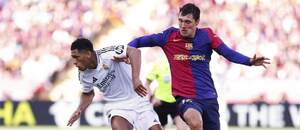 El Clásico: Na obrázku Jude Bellingham (vlevo) hájící barvy Realu Madrid a Andreas Christensen z Barcelony