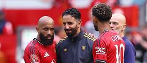 Bryan Mbeumo (vlevo) a Matheus Cunha (vpravo), velké posily Manchesteru United. Uprostřed kouč Rúben Amorim Bryan Mbeumo (vlevo) a Matheus Cunha (vpravo), velké posily Manchesteru United. Uprostřed kouč Rúben Amorim