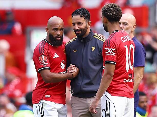 Bryan Mbeumo (vlevo) a Matheus Cunha (vpravo), velké posily Manchesteru United. Uprostřed kouč Rúben Amorim