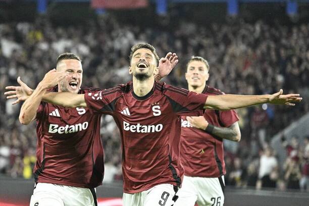 Albion Rrahmani (uprostřed) zařídil Spartě výhru 1:0 nad Olomoucí