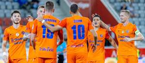 Fotbalisté slovinského celku NK Celje slaví gól do sítě Lugana v rámci předkola KL