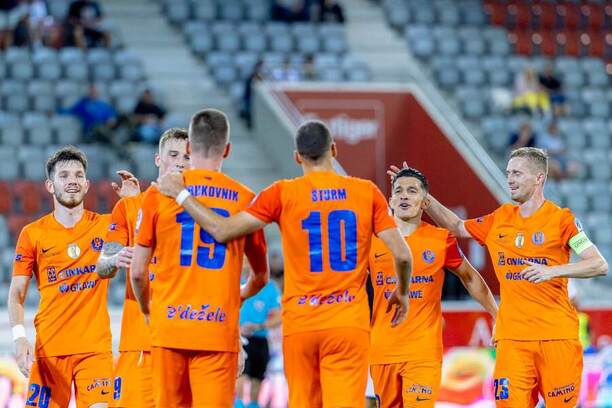 Fotbalisté slovinského celku NK Celje slaví gól do sítě Lugana v rámci předkola KL