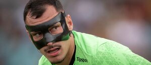 Sledujte dnes Mladá Boleslav vs. Plzeň živě a zdarma, na fotce gólman Plzně Martin Jedlička s ochrannou maskou na obličeji