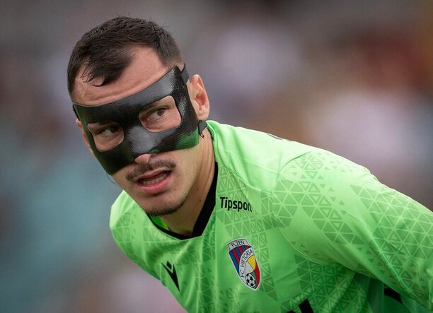 Sledujte dnes Mladá Boleslav vs. Plzeň živě a zdarma, na fotce gólman Plzně Martin Jedlička s ochrannou maskou na obličeji