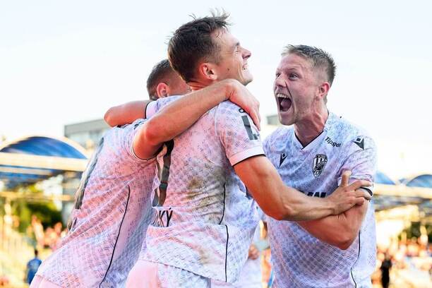 Hráči Plzně slaví branku, dohrávka 3. kola s Mladou Boleslaví
