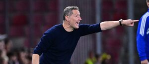Trenér Sparty Brian Priske během utkání s Duklou