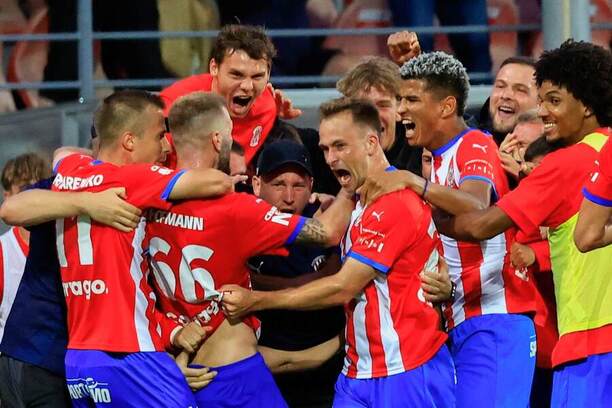 Hráči Zbrojovky Brno se radují z gólu