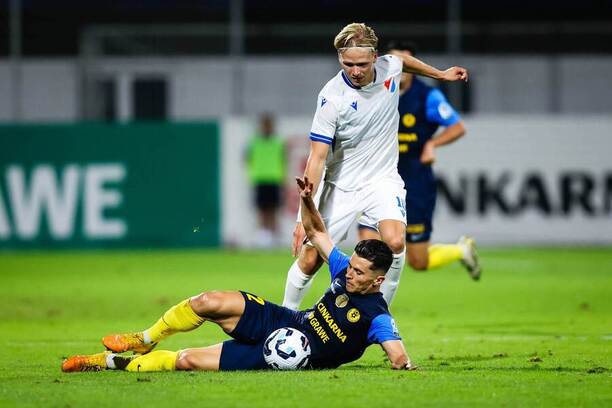4. předkolo Konferenční ligy: Matěj Šín z Baníku (v bílém) bojuje o míč s Juanjem Nietem, hráčem Celje