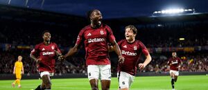Emmanuel Uchenna (uprostřed) zařídil Spartě výhru 3:2 nad Duklou