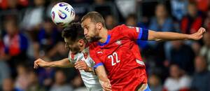 Tomáš Souček v souboji se Stevanem Jovetičem během kvalifikace na MS 2026