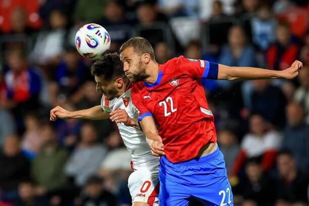 Tomáš Souček v souboji se Stevanem Jovetičem během kvalifikace na MS 2026