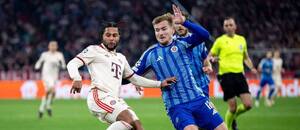 Serge Gnabry z Bayernu Mnichov bojuje o míč s Jurijem Medveděvem, jenž hájí barvy Slovanu Bratislava v rámci Ligy mistrů