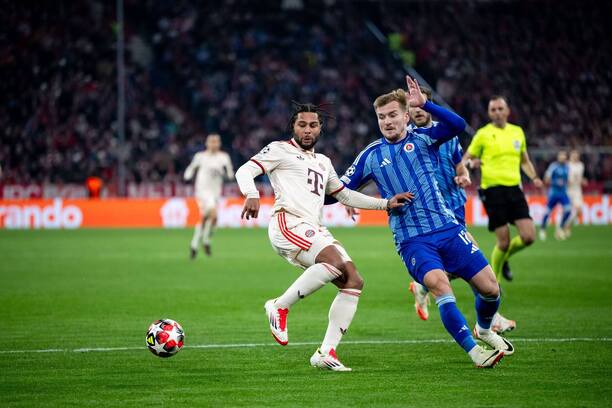Serge Gnabry z Bayernu Mnichov bojuje o míč s Jurijem Medveděvem, jenž hájí barvy Slovanu Bratislava v rámci Ligy mistrů