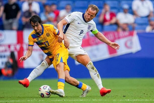 Harry Kane (v bílém) dal jediný gól červnového vzájemného zápasu