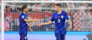 Opory chorvatského týmu Luka Modrić (vlevo) a Andrej Kramarić během červnového utkání s Českem