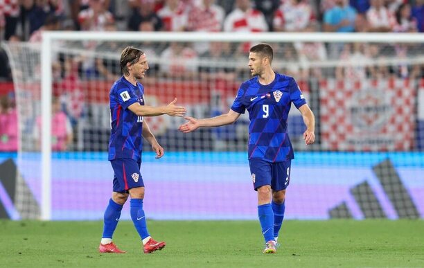 Opory chorvatského týmu Luka Modrić (vlevo) a Andrej Kramarić během červnového utkání s Českem