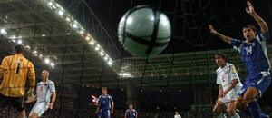 Míč po Dellasově hlavičce míří za záda Petra Čecha