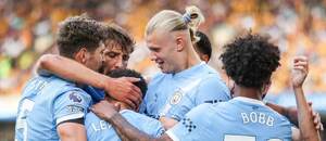 Fotbalisté Man City slaví gól Erlinga Haalanda (uprostřed) Fotbalisté Man City slaví gól Erlinga Haalanda (uprostřed)