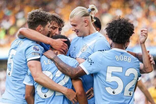 Fotbalisté Man City slaví gól Erlinga Haalanda (uprostřed)