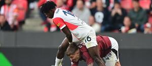 David Moses a Patrik Vydra během derby pražských S