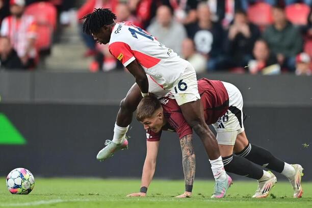 David Moses a Patrik Vydra během derby pražských S