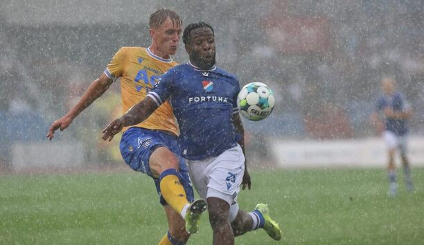 Chance Liga 2025/26: Teplický bek Nojus Audinis (vlevo) a Dennis Owusu, hráč Baníku