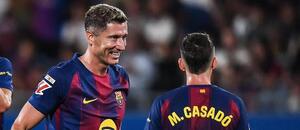 Útočník Barcelony Robert Lewandowski a jeho spoluhráč Casadó během utkání proti Valencii