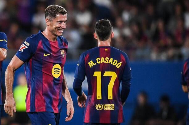 Útočník Barcelony Robert Lewandowski a jeho spoluhráč Casadó během utkání proti Valencii