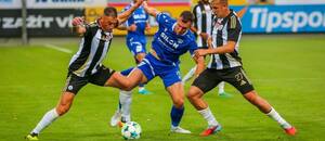 Hráči Českých Budějovic bojují o míč v derby proti Táborsku Hráči Českých Budějovic bojují o míč v derby proti Táborsku