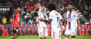 Radost fotbalistů Lyonu z gólu Tolissa proti Rennes