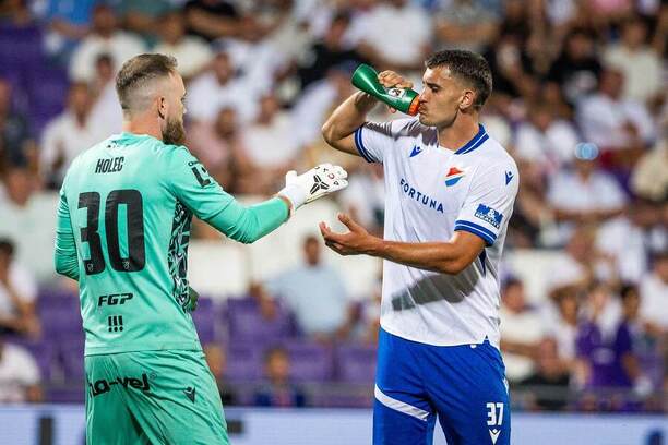 Na snímku brankář Baníku Dominik Holec a obránce Matěj Chaluš
