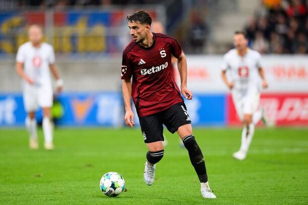 Albion Rrahmani během utkání v Hradci Králové