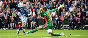 Oscar Gloukh dává gól Matěji Kovářovi a vyrovnává v zápase PSV - Ajax na 2:2