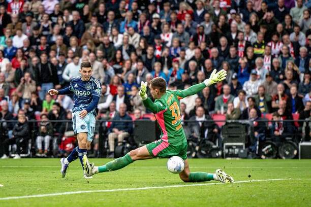 Oscar Gloukh dává gól Matěji Kovářovi a vyrovnává v zápase PSV - Ajax na 2:2
