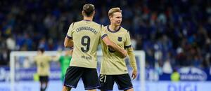 Robert Lewandowski a Frenkie de Jong slaví gól Barcelony v Oviedu