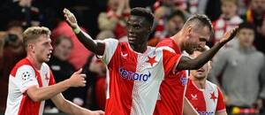 Slávisté se radují z branky Youssouphy Mbodjiho