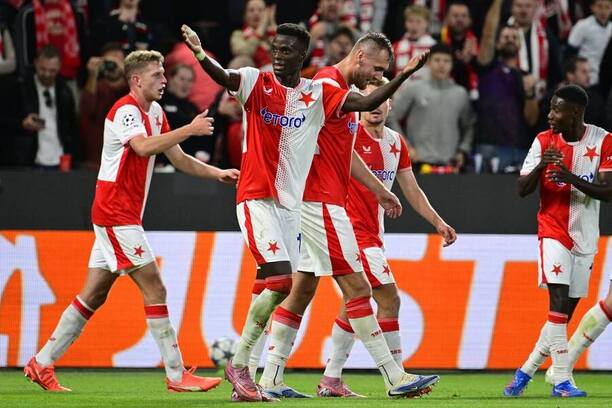 Slávisté se radují z branky Youssouphy Mbodjiho