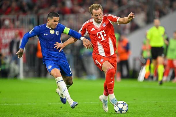 Enzo Fernández a Harry Kane během utkání Bayernu s Chelsea