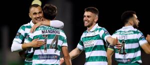 Hráči Shamrocku Rovers slaví gól proti Bohemians