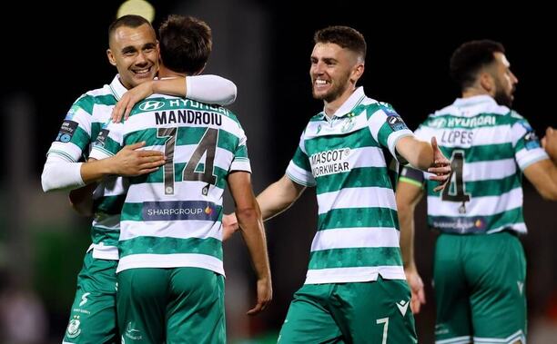 Hráči Shamrocku Rovers slaví gól proti Bohemians