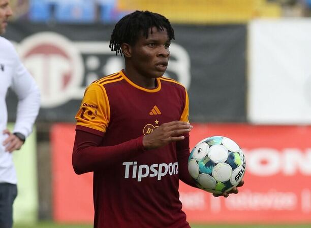 Samuel Isife z Dukly Praha, sledujte dnes MOL Cup Jihlava vs. Dukla