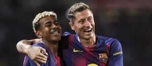 Lamine Yamal (vlevo) a Robert Lewandowski ve víkendovém zápase La Ligy