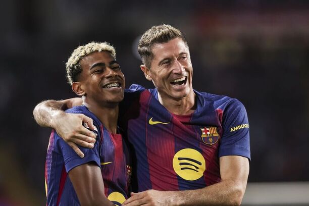 Lamine Yamal (vlevo) a Robert Lewandowski ve víkendovém zápase La Ligy